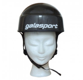 Schwarzer Slalom-Helm mit kompakter Form, robuster Schale und verstellbarem Kinnriemen für sicheren Sitz im Wettkampf.