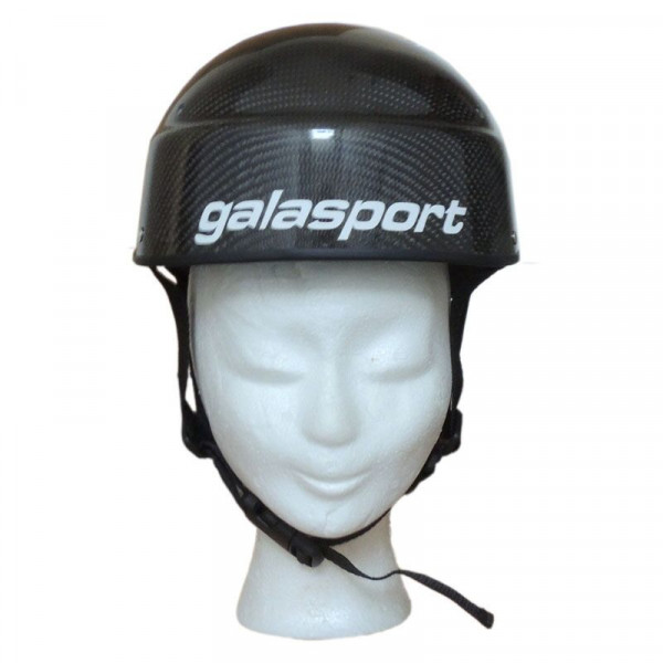 Schwarzer Slalom-Helm mit kompakter Form, robuster Schale und verstellbarem Kinnriemen für sicheren Sitz im Wettkampf.
