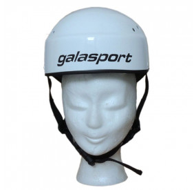 Weißer Slalom-Helm mit kompakter Form, robuster Schale und verstellbarem Kinnriemen für sicheren Sitz im Wettkampf.