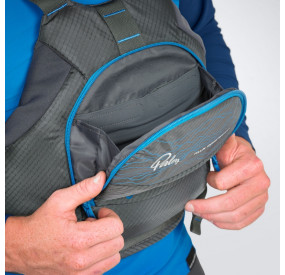Türkisfarbene Schwimmweste mit großer Fronttasche, seitlicher Verstellung und sportlichem Design für Wildwasser und Training.