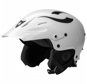 Weißer Wildwasser-Helm mit verlängertem Schirm, Ohrenschutz und verstellbarem Kinnriemen für optimalen Schutz.