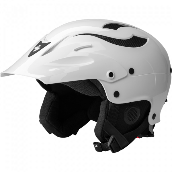 Weißer Wildwasser-Helm mit verlängertem Schirm, Ohrenschutz und verstellbarem Kinnriemen für optimalen Schutz.