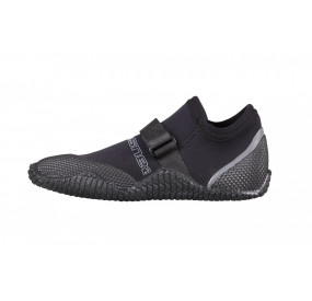Schwarze Neoprenschuhe mit Klettverschluss, flexibler Passform und griffiger Sohle für sicheren Halt im Wasser.