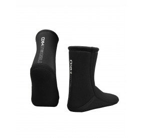 Schwarze Neoprensocken mit hohem Schaft, flexibler Passform und griffiger Sohle für Wassersport.