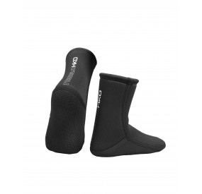 Schwarze Neoprensocken mit hohem Schaft, flexibler Passform und rutschhemmender Sohle für Wassersport.