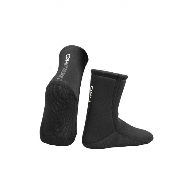 Schwarze Neoprensocken mit hohem Schaft, flexibler Passform und rutschhemmender Sohle für Wassersport.