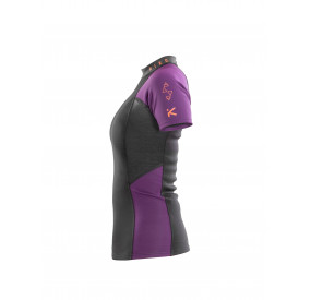 Kurzärmeliges Neopren-Paddelshirt mit schwarzem Rumpf, violetten Seiteneinsätzen, sportlichem Schnitt und elastischem Material.