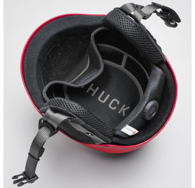 Roter Wildwasser-Helm mit robuster Hartschale, Ohrenschutz und verstellbarem Kinnriemen für maximalen Schutz.