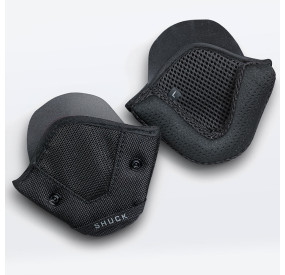 Roter Wildwasser-Helm mit robuster Hartschale, Ohrenschutz und verstellbarem Kinnriemen für maximalen Schutz.