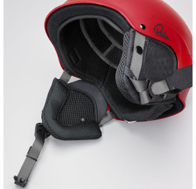 Roter Wildwasser-Helm mit robuster Hartschale, Ohrenschutz und verstellbarem Kinnriemen für maximalen Schutz.