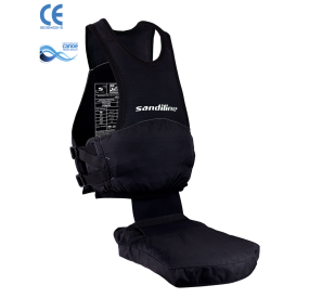 Seitliche Ansicht einer schwarzen Slalom-Schwimmweste mit kompaktem Volumen und eng anliegender Wettkampfpassform.