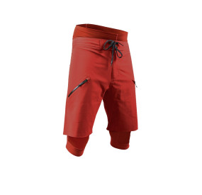 Rote Wassersport-Shorts mit seitlicher Reißverschlusstasche, robustem Material und sportlich-lockerer Passform.