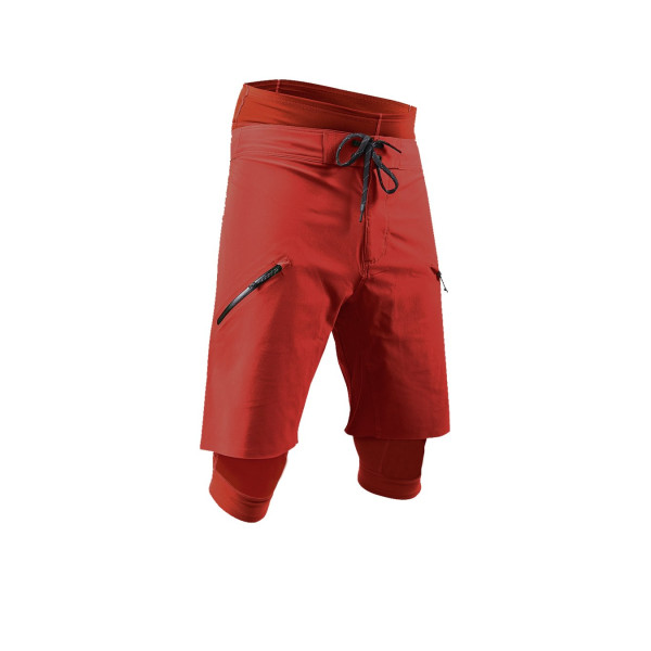 Rote Wassersport-Shorts mit seitlicher Reißverschlusstasche, robustem Material und sportlich-lockerer Passform.