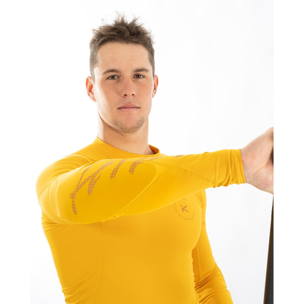 Gelbes Performance-Langarmshirt mit athletischem Schnitt und elastischem Material für maximale Bewegungsfreiheit.