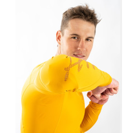 Gelbes Performance-Langarmshirt mit athletischem Schnitt und elastischem Material für maximale Bewegungsfreiheit.