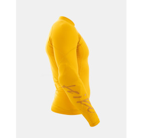 Gelbes Performance-Langarmshirt mit athletischem Schnitt und elastischem Material für maximale Bewegungsfreiheit.