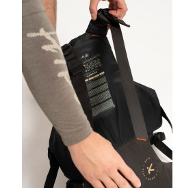 Frontansicht einer gelben Schwimmweste mit zentraler Tasche, seitlicher Verstellung und robustem Frontpanel.