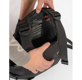 Frontansicht einer gelben Schwimmweste mit zentraler Tasche, seitlicher Verstellung und robustem Frontpanel.