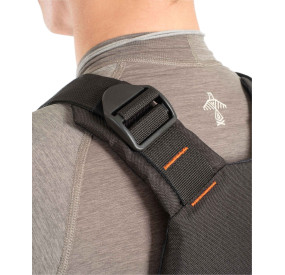 Frontansicht einer gelben Schwimmweste mit zentraler Tasche, seitlicher Verstellung und robustem Frontpanel.