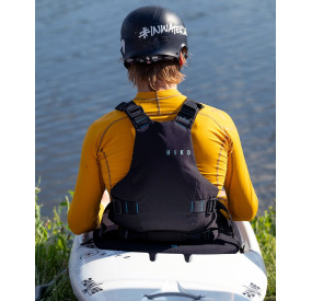 Frontansicht einer gelben Schwimmweste mit zentraler Tasche, seitlicher Verstellung und robustem Frontpanel.
