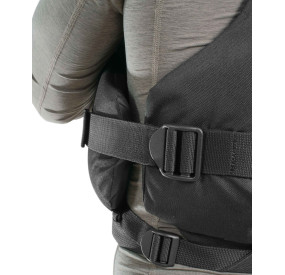 Frontansicht einer gelben Schwimmweste mit zentraler Tasche, seitlicher Verstellung und robustem Frontpanel.