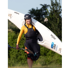 Frontansicht einer gelben Schwimmweste mit zentraler Tasche, seitlicher Verstellung und robustem Frontpanel.
