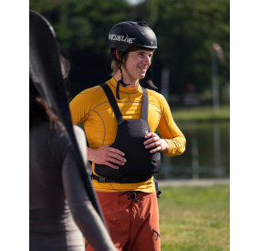 Frontansicht einer gelben Schwimmweste mit zentraler Tasche, seitlicher Verstellung und robustem Frontpanel.