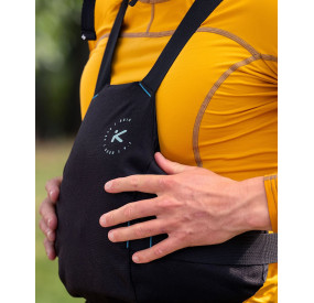 Frontansicht einer gelben Schwimmweste mit zentraler Tasche, seitlicher Verstellung und robustem Frontpanel.