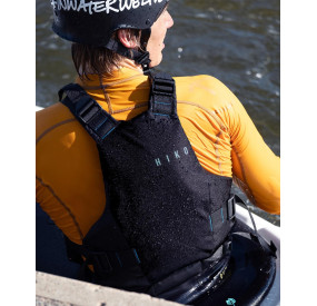 Frontansicht einer gelben Schwimmweste mit zentraler Tasche, seitlicher Verstellung und robustem Frontpanel.