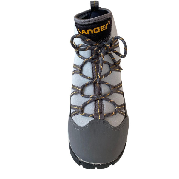 Grauer Wassersportschuh mit robustem Schnürsystem, griffiger Sohle und stabiler Passform für Outdoor-Einsätze.