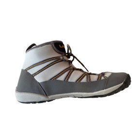 Grauer Wassersportschuh mit robustem Schnürsystem, griffiger Sohle und stabiler Passform für Outdoor-Einsätze.