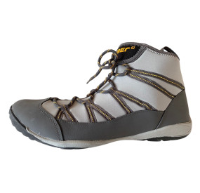 Grauer Wassersportschuh mit robustem Schnürsystem, griffiger Sohle und stabiler Passform für Outdoor-Einsätze.