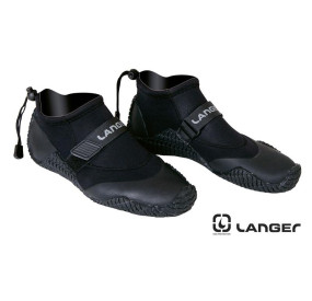 Schwarze Neoprenschuhe mit Klettverschluss, verstärkter Sohle und rutschfestem Profil für Wassersport.