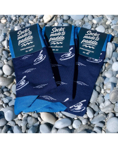 Blaue Sportsocken mit grafischem Muster, elastischem Bund und verstärkter Ferse für optimalen Halt und Komfort.
