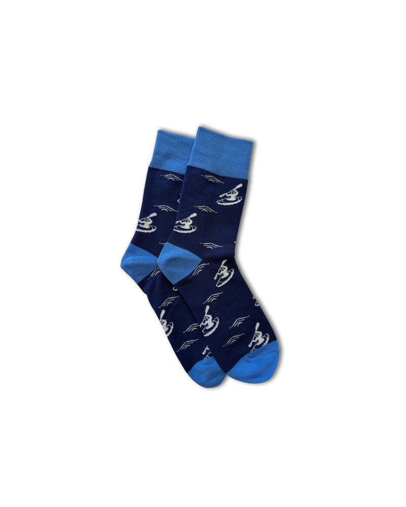 Blaue Sportsocken mit grafischem Muster, elastischem Bund und verstärkter Ferse für optimalen Halt und Komfort.