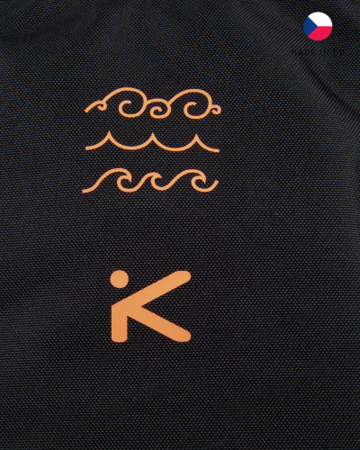 Schwarze Schwimmweste mit roten Verstellgurten, ergonomischem Schnitt und sicherem Sitz für dynamisches Wildwasser-Paddeln.