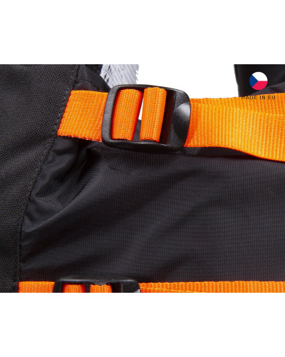Schwarze Schwimmweste mit roten Verstellgurten, ergonomischem Schnitt und sicherem Sitz für dynamisches Wildwasser-Paddeln.