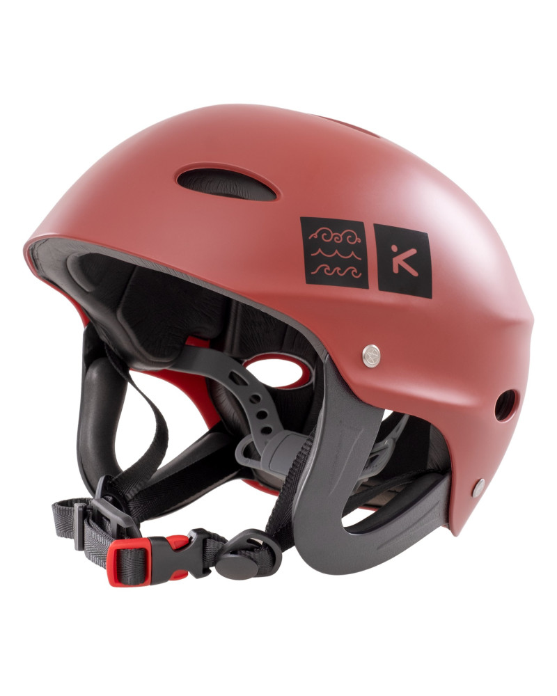 Roter Wildwasser-Helm mit Ohrenschutz, robuster Schale und verstellbarem Kinnriemen für sicheren, stabilen Sitz.