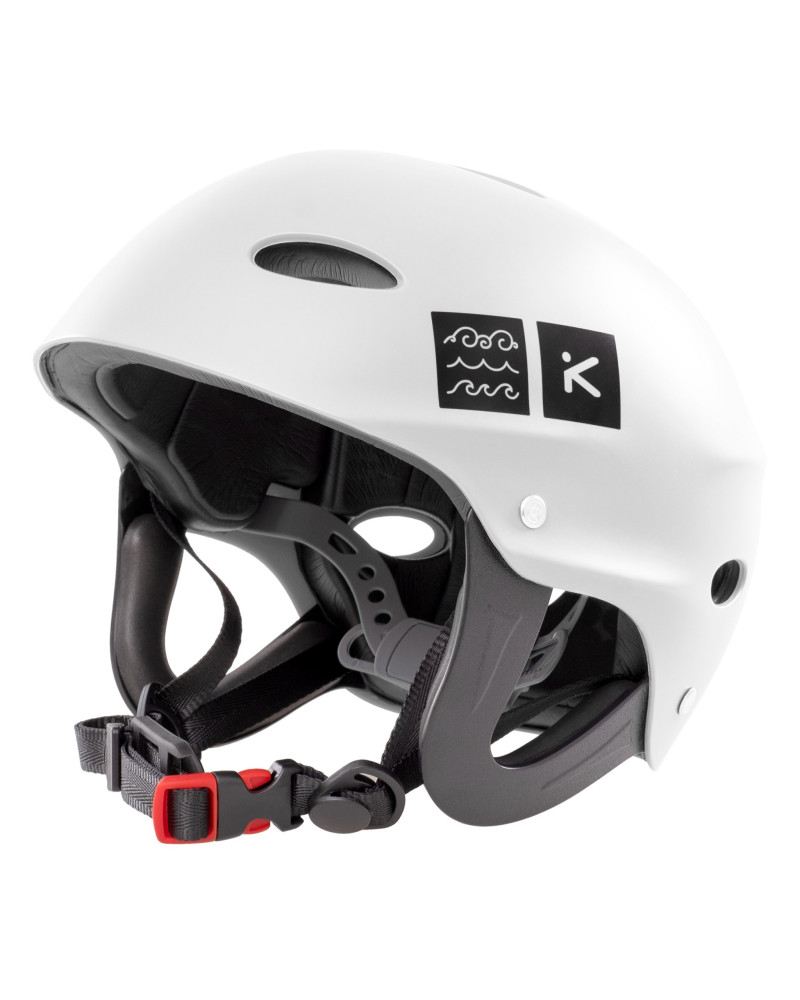 Weißer Wildwasser-Helm mit Ohrenschutz, robuster Schale und verstellbarem Kinnriemen für sicheren, stabilen Sitz.