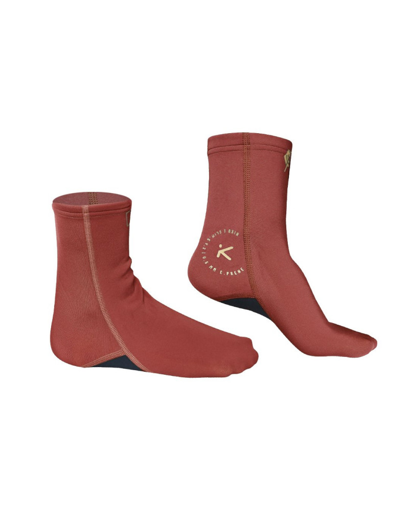 Rote Neoprensocken mit hohem Schaft, flexiblem Material und rutschhemmender Sohle für Wassersport.