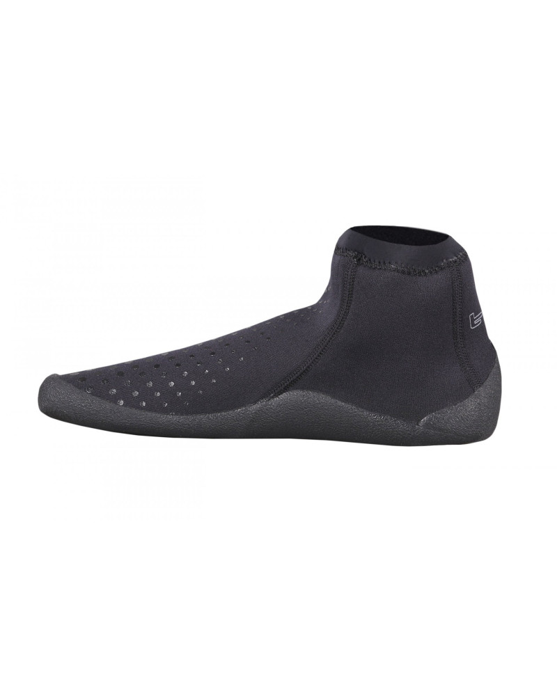 Schwarze Neoprensocke mit niedrigem Schaft, flexibler Passform und griffiger Sohle für Wassersport.