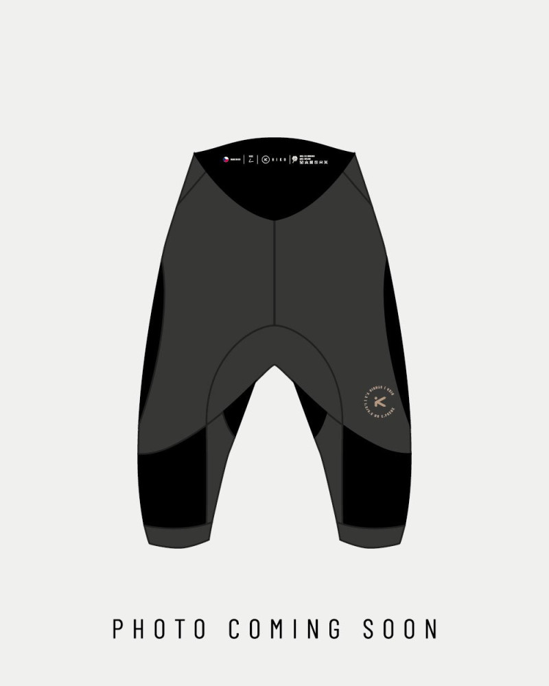 Dunkelgraue Neoprenshorts mit breitem Bund und flexiblem Material für den Wassersport.