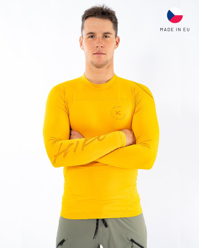 Gelbes Performance-Langarmshirt mit athletischem Schnitt, ergonomischen Nähten und elastischem Funktionsmaterial.