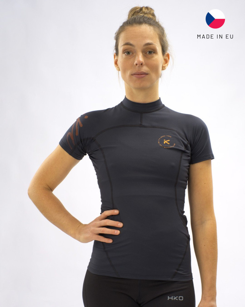 Schwarzes Kurzarm-Funktionsshirt mit figurbetontem Schnitt und elastischem Material für Training und Sport.