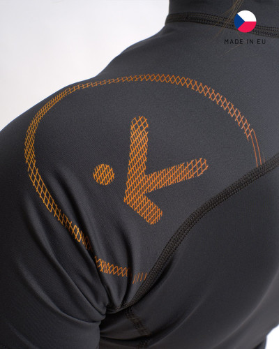 Schwarzes Kurzarm-Funktionsshirt mit figurbetontem Schnitt und elastischem Material für Training und Sport.