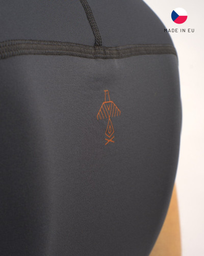 Schwarzes Kurzarm-Funktionsshirt mit figurbetontem Schnitt und elastischem Material für Training und Sport.
