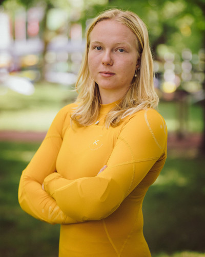 Gelbes Langarm-Funktionsshirt mit Stehkragen, athletischem Schnitt und elastischem Material für Training und Outdoor.