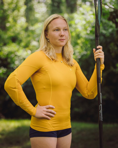 Gelbes Langarm-Funktionsshirt mit Stehkragen, athletischem Schnitt und elastischem Material für Training und Outdoor.