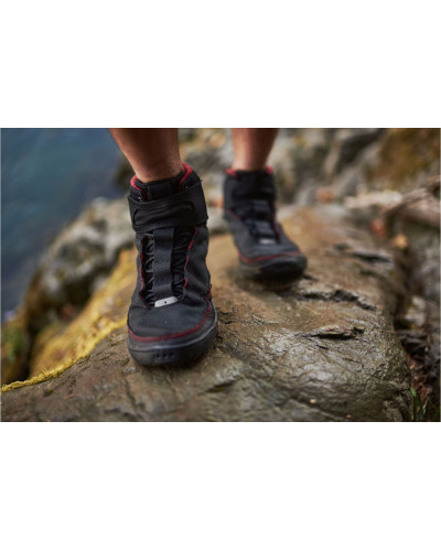 Schwarzer Neoprenschuh mit hohem Schaft, roter Kontrastnaht und griffiger Sohle für Wassersport.