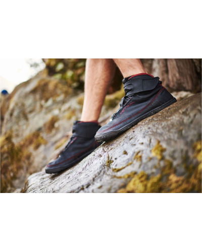 Schwarzer Neoprenschuh mit hohem Schaft, roter Kontrastnaht und griffiger Sohle für Wassersport.